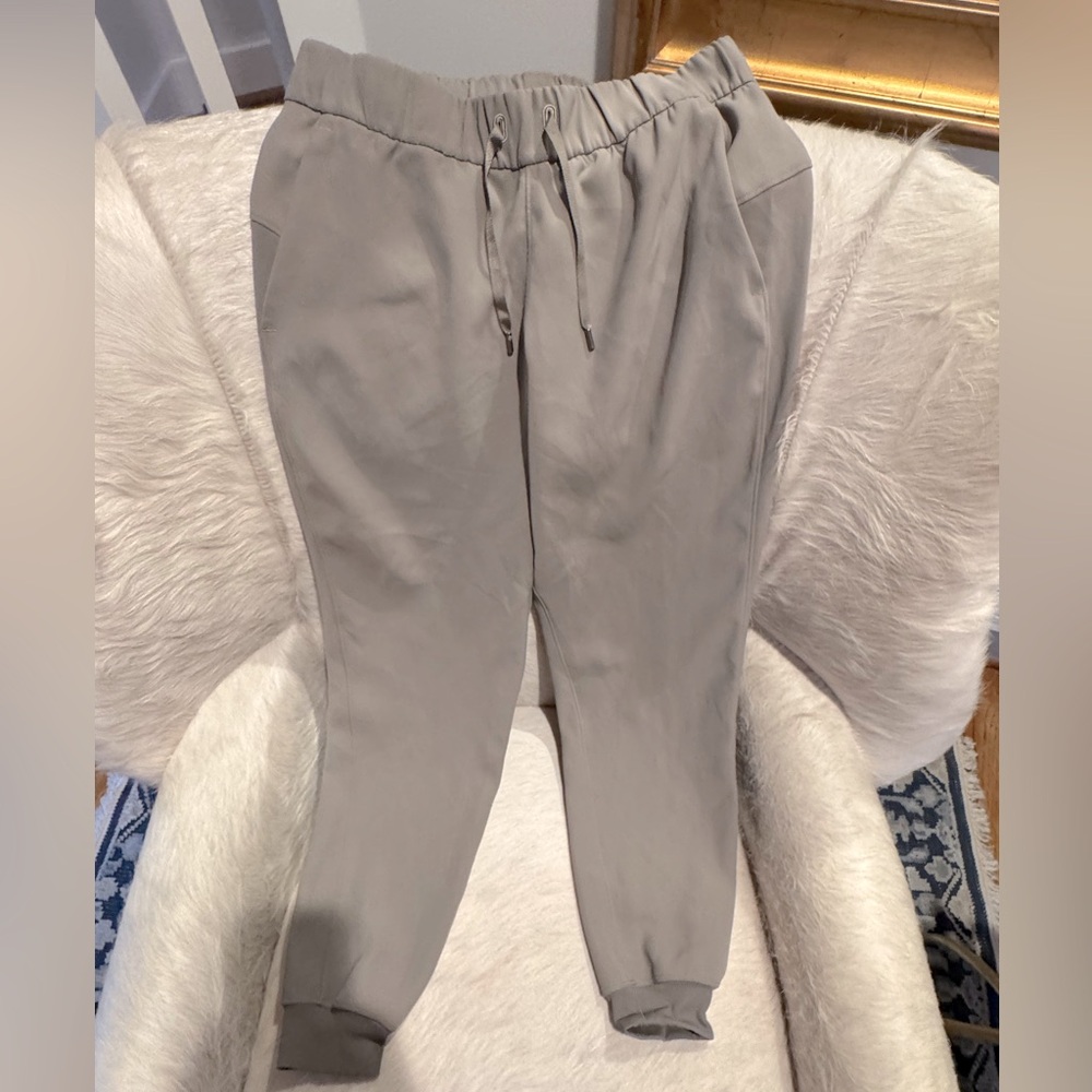 Lululemon women’s jogger pants, gray size 6